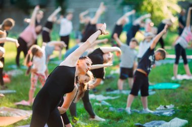 Yoga dersleri açık havada. Çocuklar Yoga,
