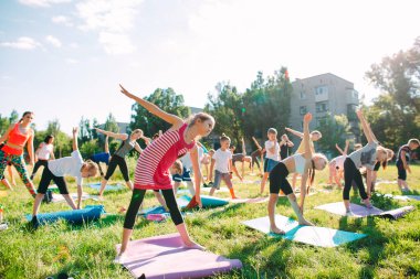 Yoga dersleri açık havada. Çocuklar Yoga,
