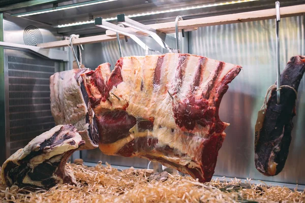 Torkat kött i restaurangen. Köttbiff. — Stockfoto