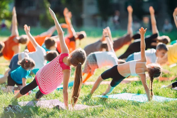Clases de yoga al aire libre. Yoga para niños, —  Fotos de Stock