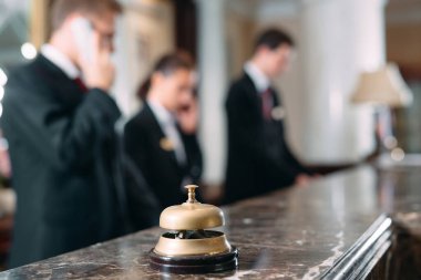 Otel servisi çanı otel, seyahat, oda, arka planda modern lüks otel resepsiyonu..
