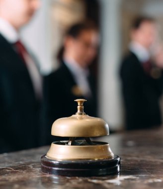 Otel servisi çanı otel, seyahat, oda, arka planda modern lüks otel resepsiyonu..