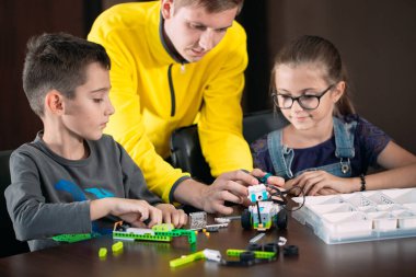 Öğretmenle robot yapan çocuklar. Erken kalkınma, diy, yenilik, modern teknoloji kavramı.