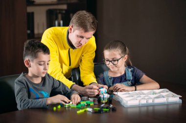 Öğretmenle robot yapan çocuklar. Erken kalkınma, diy, yenilik, modern teknoloji kavramı.