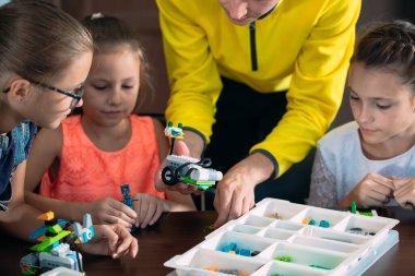 Öğretmenle robot yapan çocuklar. Erken kalkınma, diy, yenilik, modern teknoloji kavramı.