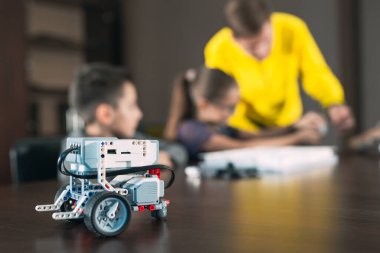 Öğretmenle robot yapan çocuklar. Erken kalkınma, diy, yenilik, modern teknoloji kavramı.