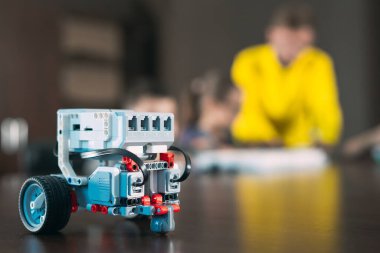Öğretmenle robot yapan çocuklar. Erken kalkınma, diy, yenilik, modern teknoloji kavramı.