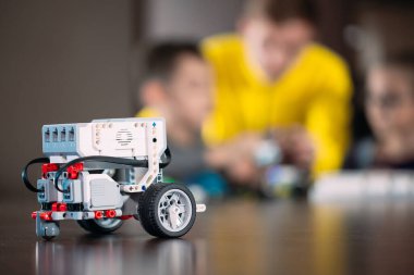 Öğretmenle robot yapan çocuklar. Erken kalkınma, diy, yenilik, modern teknoloji kavramı.