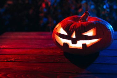 Gecenin karanlığında bir ormanda Ağaçta Cadılar Bayramı Balkabağı.