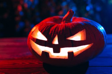 Gecenin karanlığında bir ormanda Ağaçta Cadılar Bayramı Balkabağı.