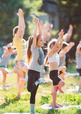 Yoga dersleri açık havada. Çocuklar Yoga,