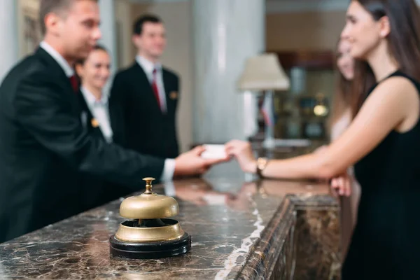 Imagen de los huéspedes que reciben la tarjeta llave en el hotel. —  Fotos de Stock