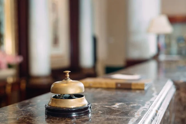 Foto de una campana de escritorio en el hotel. — Foto de Stock
