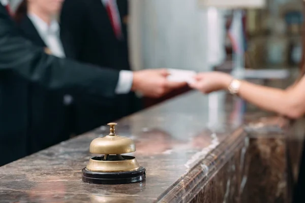 Φωτογραφία των επισκεπτών να πάρει κάρτα-κλειδί στο ξενοδοχείο. — Φωτογραφία Αρχείου