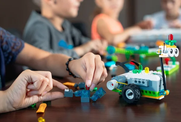 Kinder im Klassenzimmer sammeln Figur vom Designer. — Stockfoto