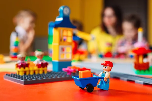 Juguetes educativos para niños de preescolar y jardín de infantes. Niño jugando con bloques constructores en clase. —  Fotos de Stock