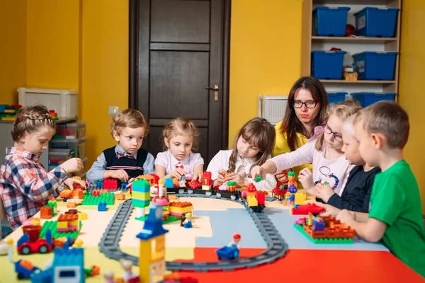 Brinquedos educativos para criança pré-escolar e jardim de infância. Criança brincando com blocos de construtor na aula. — Fotografia de Stock