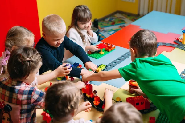 Brinquedos educativos para criança pré-escolar e jardim de infância. Criança brincando com blocos de construtor na aula. — Fotografia de Stock