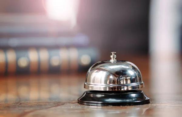 Foto de una campana de escritorio en el hotel. —  Fotos de Stock