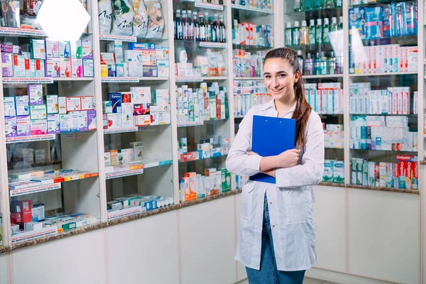 Lékárník chemik žena pracující v lékárně lékárně s tabletou. — Stock fotografie