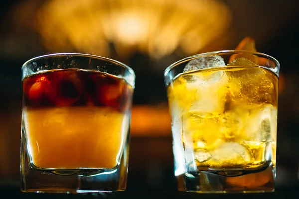 Cócteles alcohólicos en la mesa del bar en un restaurante. — Foto de Stock