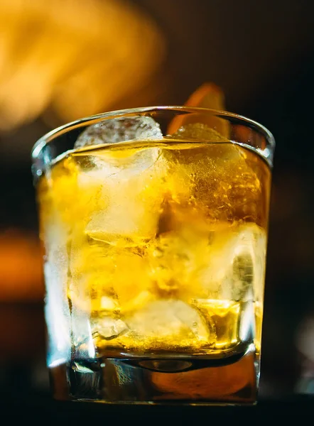 Cóctel alcohólico en el bar de un restaurante. — Foto de Stock