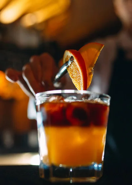 Bartendern förbereder cocktails i baren. — Stockfoto