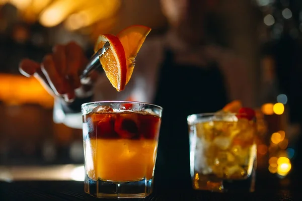 Bartendern förbereder cocktails i baren. — Stockfoto