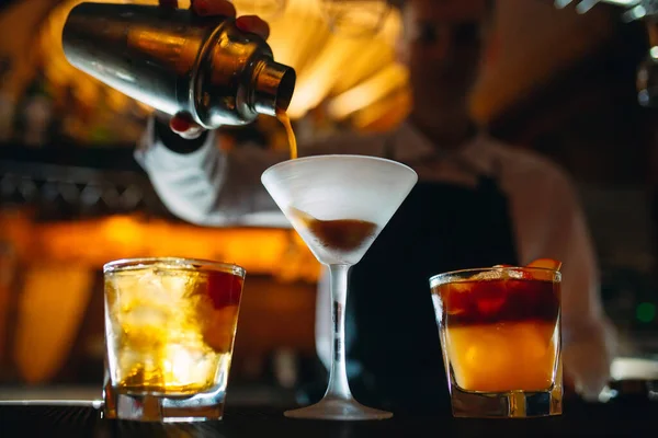 Il barista prepara cocktail al bar. — Foto Stock