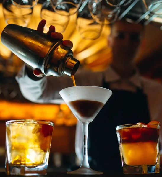 Bartendern förbereder cocktails i baren. — Stockfoto