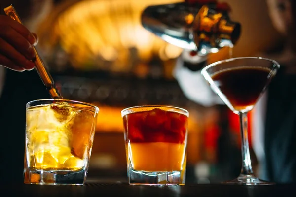 Il barista prepara cocktail al bar. — Foto Stock