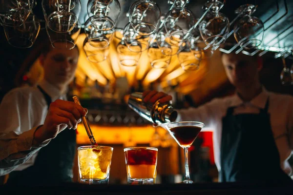 Bartendern förbereder cocktails i baren. — Stockfoto