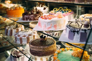 Pastane vitrininde kremalı veya meyveli pasta seçeneği.