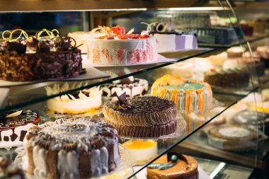 Pastane vitrininde kremalı veya meyveli pasta seçeneği.