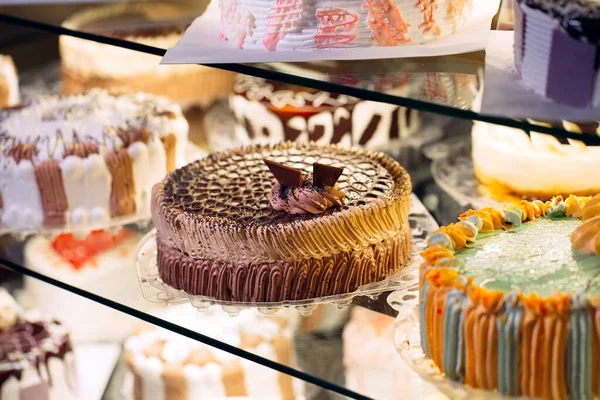 糕点店玻璃陈列与选择的奶油或水果蛋糕. — 图库照片