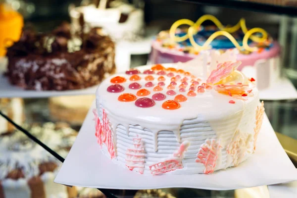 크림이나 과일 케이크를 고르는 그림 가게의 유리 진열장. — 스톡 사진