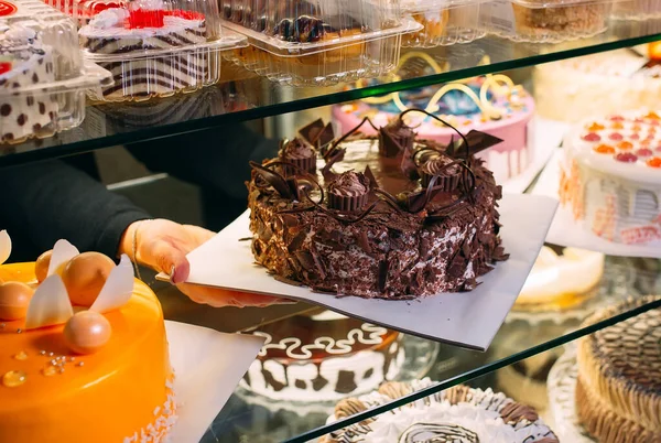 Cukrászda üveg kijelző válogatott tejszín vagy gyümölcs torta. — Stock Fotó