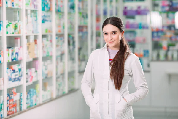 Linda mujer farmacéutica que ofrece productos de cuidado corporal en la farmacia. —  Fotos de Stock