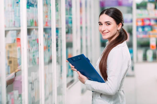 Lékárník chemik žena pracující v lékárně lékárně s tabletou. — Stock fotografie