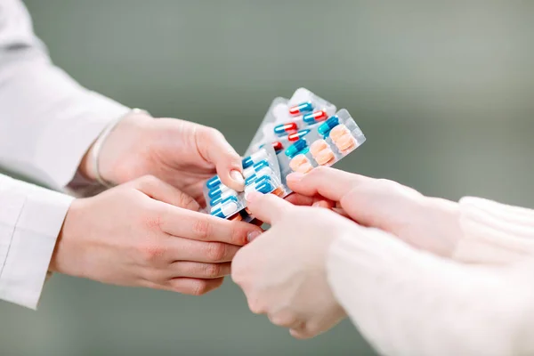 Primer plano de una chica manos comprando pastillas en una farmacia. — Foto de Stock