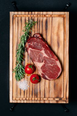 Siyah arka planda biftek..