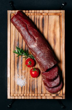 Siyah arka planda çiğ fileto eti.