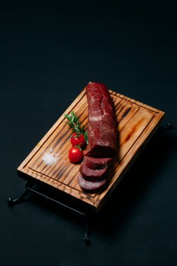 Siyah arka planda çiğ fileto eti.