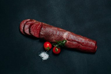 Siyah arka planda çiğ fileto eti.