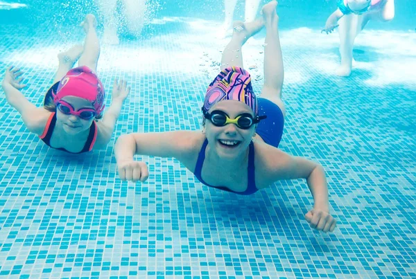 Photo sous-marine de jeunes amis dans la piscine. — Photo