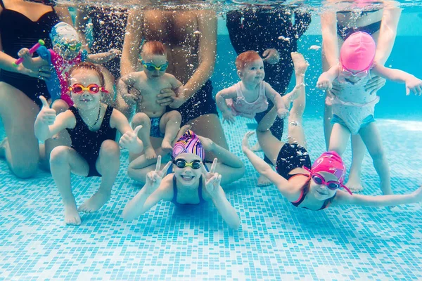 Foto subaquática de jovens amigos na piscina. — Fotografia de Stock