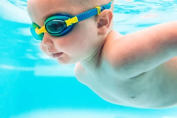 Bébé garçon nage indépendamment dans la piscine. — Photo