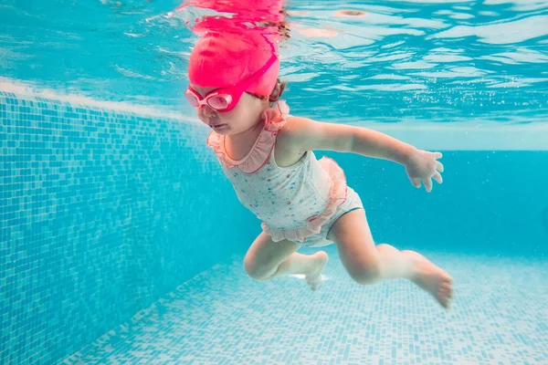 Babyhintergrund. Glückliche Kleinkinder lernen schwimmen, tauchen unter Wasser mit Spaß im Pool, um fit zu bleiben. Tauchen. — Stockfoto