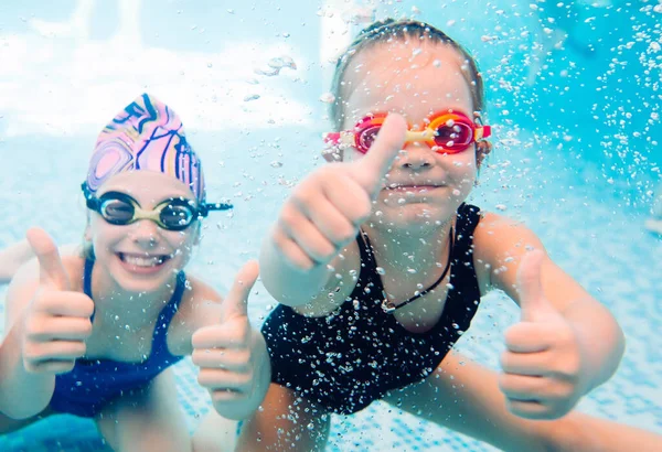 Unterwasserfoto von jungen Freunden im Schwimmbad. — Stockfoto