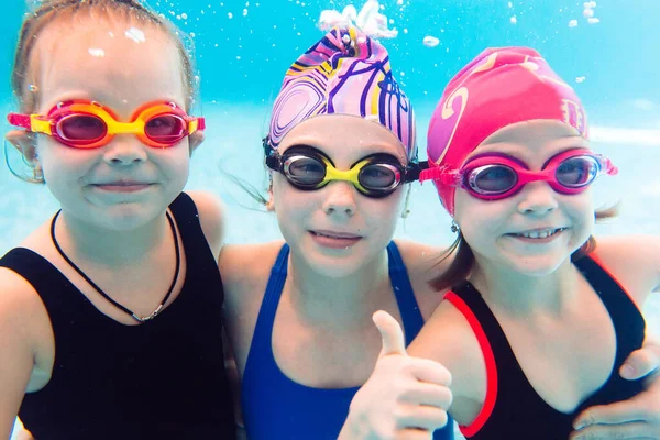 Unterwasserfoto von jungen Freunden im Schwimmbad. — Stockfoto